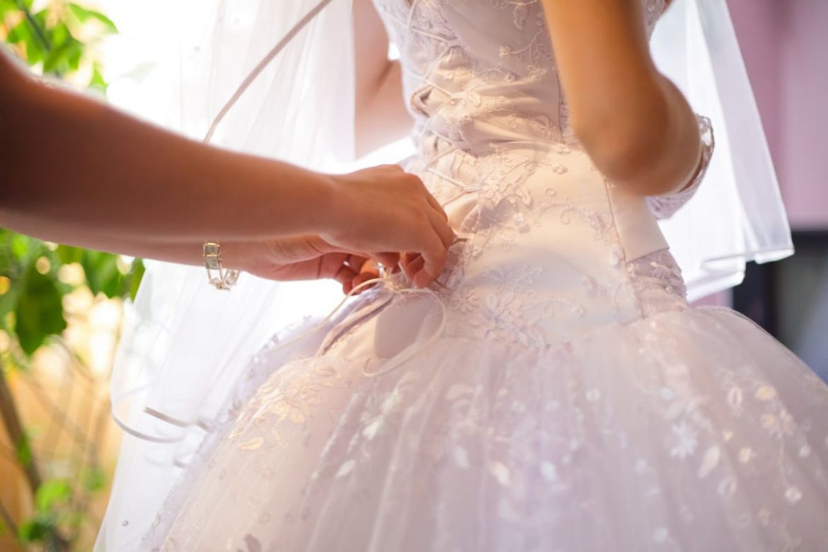 Le confort des tissus de qualité pour votre robe de mariée